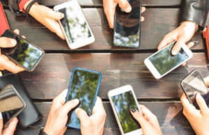 ભારતમાં સ્માર્ટફોન યૂઝર્સની સંખ્યા 2026 સુધીમાં 100 કરોડથી વધુ હશે : સર્વે