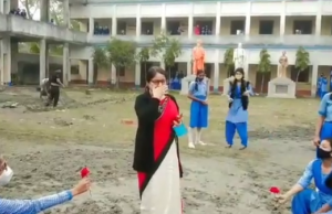 શિક્ષક- વિદ્યાર્થિનીઓનો આ વીડિયો જોઇને તમે પણ થઇ જશો એકદમ ઇમોશ્નલ, જુઓ Video