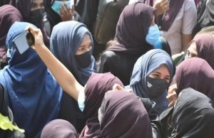 હિજાબ મામલો આખા દેશમાં ન ફેલાવો, સંવિધાનીક અધિકારનું રક્ષણ કરો – SC