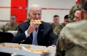 પોલેન્ડમાં રાષ્ટ્રપતિ જો બાઈડને ‘નાટો’નાં સૈનિકોની મુલાકાત બાદ પિઝા પાર્ટી કરી સેલ્ફી લીધી!