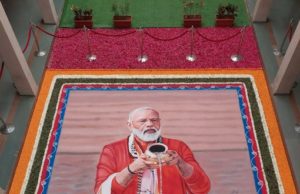 કમલમમાં પ્રધાનમંત્રી હાથમાં કળશ લઈને નદીમાં અર્ધ આપતા ફોટાના પોસ્ટર પર રંગોળી બનાવાઇ