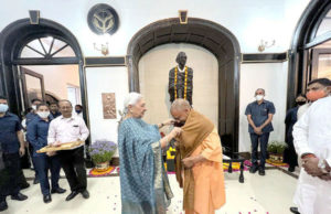 યોગીએ આનંદીબેનને આપ્યું રાજીનામું; આવતીકાલે પ્રધાનમંત્રીને મળી આગળની રણનીતિ નક્કી કરશે