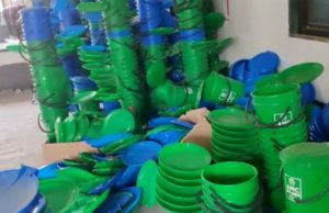 તકલાદી ડસ્ટબિનનો વિવાદ; ઘાટલોડિયામાં AMC દ્વારા વિતરણ કરાયેલી ડસ્ટબિન 2 કલાકમાં જ લોકો પરત કરવા પહોંચ્યા!