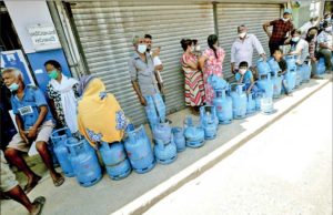 શ્રીલંકામાં મોંઘવારીની આગ: 500 ગ્રામ મિલ્ક પાઉડર 800 રૂપિયામાં મળે છે; 1 કપ ચા પણ નથી મળતી!