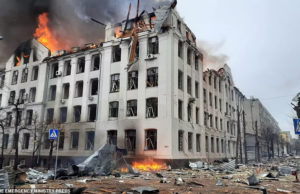 ખાર્કિવમાં રશિયાના બોમ્બવિસ્ફોટમાં 21નાં મોત, 7 લાખ લોકોએ યુક્રેન છોડ્યું, જુઓ Video