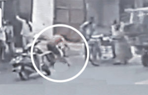 પોલીસ સ્ટેશન પાસે જ પ્રેમીએ પ્રેમિકાને જાહેરમાં રહેંસી નાખી, લાશને એમ્બ્યુલન્સ નહીં આવતા ટેમ્પામાં લઈ જવાની ફરજ પડી