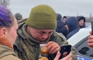 યુક્રેનના લોકોએ રશિયાના સૈનિકને ચા પીવડાવી, સૈનિકોનું મનોબળ ઢીલું પડ્યું, જુઓ Video