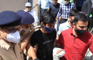 ગ્રીષ્મા હત્યા કેસ: કોર્ટમાં માતા જુબાની આપતાં રડી પડ્યાં, કહ્યું- હું એક ડગલું ચાલી અને દીકરીના ગળા પર ચપ્પુ ફેરવી દીધું