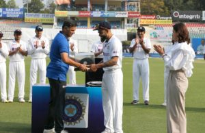 કોહલીની ટેસ્ટ મેચની ‘સદી’ : મેદાન પર કોચ દ્વારા સન્માન, અનુષ્કાએ પણ હાજરી આપી