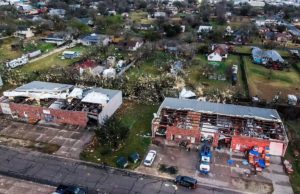 અમેરિકાના ટેક્સાસમાં 30 વર્ષનું સૌથી વિનાશકારી વાવાઝોડું, 54 હજારથી વધુ ઘરોમાં વીજળી ડૂલ