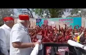 ખુલ્લી કારમાં મોદીનો રોડ શો, પ્રધાનમંત્રી મોદી ઉપર ફુલોની વર્ષા કરીને ભવ્ય સ્વાગત કરાયું, જુઓ Video