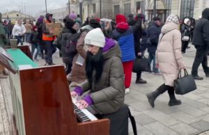 હતાશ-નિરાશ વચ્ચે યુક્રેનના લ્વીવ રેલવે સ્ટેશન પર મહિલા પીયાનો વગાડી રહી, જુઓ Video