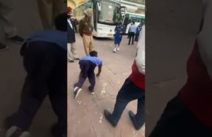 ‘કિંગ’ કોહલીએ પોતાના દિવ્યાંગ ફેન પાસે આવીને ટીશર્ટ ભેટ આપી, જુઓ Video