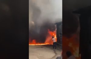 સુરતના રાજાવાડીમાં આવેલા એક ગોડાઉનમાં ભીષણ આગ, ફાયરબ્રિગેડે કાબૂ મેળવ્યો, જુઓ Video