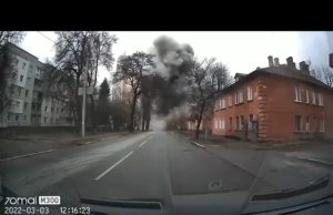 જુઓ : યુક્રેન ઉપર ધડાકા સાથે થયેલા મિસાઈલ હુમલાનો લાઈવ વિડીયો, કારચાલકનો બચાવ