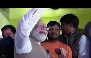 પ્રધાનમંત્રી મોદીએ વારાણસીમાં કુલ્હડ ચા પીધા બાદ પાન પણ ખાધુ, જુઓ Video