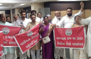 પ્રજા સેવકો બાખડ્યાં; અમદાવાદ AMCની સામાન્ય સભામાં હોબાળો, દૂષિત પાણી મુદ્દે કોંગ્રેસનું વિરોધ પ્રદર્શન, સભા કરાઈ બરખાસ્ત!