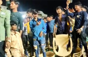 ગુજરાતના કિંજલ દવેના લોકડાયરામાં આ તે ‘કેવી મોજ’! રાધનપુરમાં કેટલાંક “તોફાની” તત્વોએ ચલણી નોટોની સાથે ઉછાળી પ્લાસ્ટિક ખુરશીઓ!
