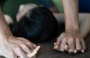 પડોશી યુવકે આચર્યું દુષ્કર્મ; મહેસાણામાં ઘર બહાર સુઈ રહેલી મહિલાનું મોઢું દબાવી આચર્યું દુષ્કર્મ, જો બુમો પાડીશ તો મારી નાખીશની આપી ધમકી!