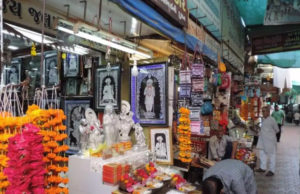 વીરપુરના મેઈન બજારમાં “આખલાનો આતંક”?; “જલારામ બાપા”ના દર્શને આવેલા 2 યાત્રિકોને બેકાબૂ આખલાએ લીધા અડફેટે!