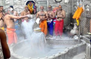 શ્રદ્ધાળુઓને “પ્રસાદના સ્વરૂપમાં નાસ્તો”, ઉજ્જૈનના મહાકાળ મંદિરમાં હવે દર્શન સાથે નાસ્તો; ભસ્મ આરતી બાદ ભક્તોને મળશે ચા, પૌવા અને ખિચડી!