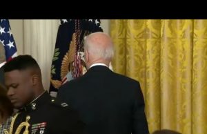 સન્માન: વ્હાઈટહાઉસનો સ્ટાફ બરાક ઓબામાની ચારેબાજુ વીંટાળાઈને ઉભો રહી ગયો, જો બાઈડન એક સમયે સાવ પડ્યાં એકલા, જુઓ Video