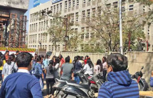 ‘નામ બડે ઔર દર્શન છોટે’: થલતેજ આવેલી ઉદગમ સ્કૂલની બેદરકારી; 40 ડિગ્રી ગરમીમાં સ્કૂલની બસ માટે 2-2 કલાક સુધી બાળકો રઝળ્યા!