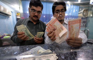 પાકિસ્તાન સામે હવે ભૂખમરાનું સર્જાયું “સંકટ”; ડોલરની સામે પાકિસ્તાની રૂપિયો ગગડી 188.35ના સૌથી નીચા સ્તરે પહોંચ્યો, ઘઉંનું ઉત્પાદન ઘટ્યું