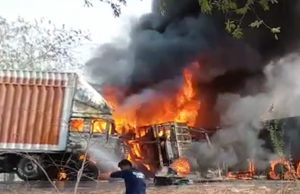 ત્રિપલ અકસ્માત; મોડાસામાં બે ટ્રક અને કાર વચ્ચે ભીષણ ટક્કરથી ત્રણેય વાહનોમાં આગ, 6ના મોતની આશંકા, 10 કિલોમીટર સુધી લાંબો ટ્રાફિક જામ!