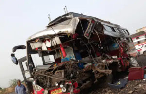 ગુટખા થૂંકવા જતાં બસ “ડ્રાઈવરનું બેલેન્સ” બગડ્યું, 45 યાત્રિકો સાથે અમદાવાદથી ઉપડેલી બસ રસ્તા પર ઊભેલા ટ્રેલર સાથે અથડાતાં 4 લોકોના મોત!