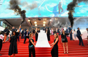 યુક્રેનના સપોર્ટમાં પ્રદર્શન : ‘કાન ફિલ્મ ફેસ્ટિવલ’માં યુદ્ધની અસર,રશિયાના વિરોધમાં કાળા કપડાં પહેરીને આવેલી મહિલાઓએ રેડ કાર્પેટ ફેંક્યા ‘સ્મોક ગ્રેનેડ’!