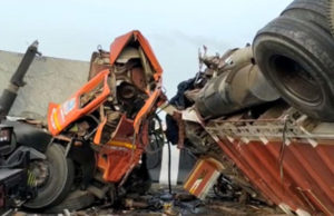 ડીસા ઓવરબ્રિજ પર અકસ્માત; ટ્રક અને ટ્રેલર વચ્ચે ટક્કર થતાં ડ્રાઈવર-ક્લિનરના મોત, ક્રેઈનથી બહાર કઢાઈ લાશો, બંને ગાડીના કેબિનનો કચ્ચરઘાણ!