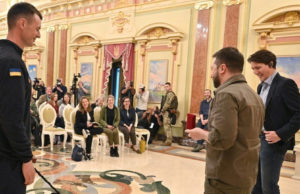 યુક્રેનના રાષ્ટ્રપતિએ ડોગને વીરતા પુરસ્કારથી કર્યો સન્માનિત, ‘પેટ્રન’ ફુ્ટ્યા વગરના બોમ્બ શોધવામાં સેનાની કરે છે મદદ, 200થી વધુ મળ્યા બોમ્બ!