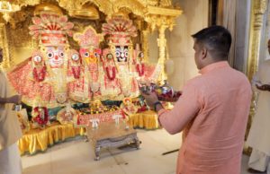 ‘145મી રથયાત્રા રંગેચંગે’ નીકળશે, ગૃહરાજ્ય મંત્રીએ મંદિરમાં પોલીસ અધિકારીઓ સાથે કરી મીટિંગ, હર્ષ સંઘવીએ ‘ભગવાન જગન્નાથ’ની ઉતારી આરતી!