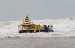 રહસ્યમય “ગોલ્ડન” રથ ક્યાંથી આવ્યો!, વાવાઝોડામાં રથ તણાઈને આંધ્રપ્રદેશના દરિયાકાંઠા સુધી આવ્યો, રથને સ્થાનિકોએ દોરડાંથી બાંધી કાંઠે ખેંચી લાવ્યાં!