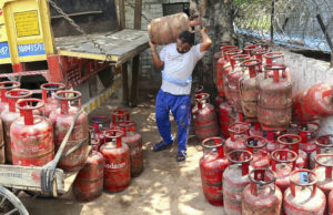 પ્રજા પર ફરી મોંઘવારીનો માર; દેશમાં રાંધણગેસના ભાવમાં 3.50 રૂ. તો કોમર્શિયલ સિલિન્ડરમાં 8 રૂ.નો વધારો, LPG સિલિન્ડરની કિંમત થઈ 1,005 રૂ.!