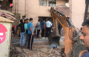 કરૂણ દુર્ઘટના; અનુપમ બ્રિજ પાસે ‘JCB’ની ટક્કરથી દીવાલ ધરાશાયી થતાં 3 દટાયાં, પિતા-પુત્રીનું કરુણ મોત, કોન્ટ્રાકટર 5-5 લાખ રૂપિયાની કરશે સહાય!