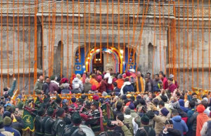 વૈદિક મંત્રોચ્ચાર સાથે ખૂલ્યા કેદારનાથ ધામના દ્વાર, 2 વર્ષ બાદ ભક્તો માટે ખૂલ્યાં ‘કપાટ’, 15 ક્વિન્ટલ ફૂલોથી શણગાર્યું મંદિર, ભક્તોનું ઘોડાપુર ઉમટ્યું!