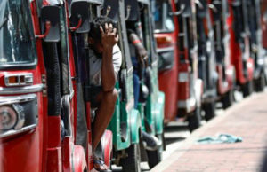 બે દેશોમાં આર્થિક કટોકટી, શ્રીલંકામાં પેટ્રોલ-ડીઝલના ભાવ 400 રૂ.ને પાર; પાકિસ્તાનમાં આર્થિક કટોકટીના ભણકારા, ડોલર સામે રૂપિયો ધ્વસ્ત થઈ 200ને પાર!