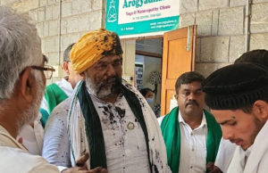 પ્રેસ કોન્ફરન્સમાં હોબાળો; ખેડૂત નેતા રાકેશ ટિકૈત પર શાહી ફેંકવામાં આવી, ટિકૈત અને ચંદ્રશેખરના સમર્થકો વચ્ચે છૂટા હાથની મારામારી બાદ ફેંકાઈ ખુરશીઓ!