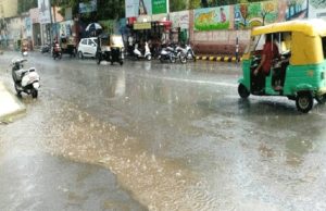 રાજકોટમાં આવી મેઘસવારી? : આખો દિવસ અસહ્ય ગરમી બાદ સાંજે ભારે પવન અને ગાજવીજ સાથે અડધો ઈંચ પડ્યો વરસાદ, રસ્તાઓ પાણી…પાણી…!