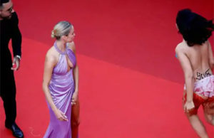 ‘કાન્સ 2022’ : યુક્રેનમાં થઈ રહેલા સેક્સ્યુઅલ વાયોલન્સની વિરુદ્ધ એક્ટિવિસ્ટે રેડ કાર્પેટ પર કપડાં ઉતાર્યા, બોડી પર મેસેજ લખ્યો- ‘સ્ટોપ રેપિંગ અસ’