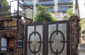 શાહરૂખ ખાનના બંગલા ‘મન્નત’ની હીરાજડિત નેમ પ્લેટ અચાનક થઈ ગાયબ, પ્લેટની કિંમત લગભગ 25 લાખ હતી, પ્લેટ ગાયબ થવાથી ફેન્સ પરેશાન!