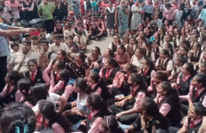 ‘આચાર્ય માટે વિદ્યાર્થીઓ-વાલીઓ રસ્તા’ પર; સુરતની લોકમાન્ય શાળાએ પ્રિન્સિપાલનું રાજીનામું લઈ લેતાં સ્ટુડન્ટ્સનું વિરોધપ્રદર્શન, વિદ્યાર્થીઓએ ‘હનુમાન ચાલીસા ગાઈ’ને કર્યો વિરોધ!