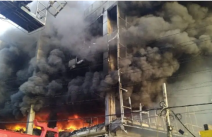 દિલ્હીમાં બિલ્ડિંગમાં આગથી 16 લોકોનાં મોત; મુંડકા મેટ્રો સ્ટેશનની પાસે આવેલી છે કોમર્શિયલ ઈમારત; ફાયરબ્રિગેડની નવ ગાડીઓ ઘટનાસ્થળે!