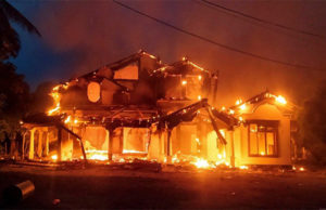 શ્રીલંકામાં જોરદાર હિંસક અથડામણ : પૂર્વ મંત્રીનું આલિશાન ઘર ફુંકી માર્યું, સરકાર સમર્થક-વિરોધીઓ વચ્ચે હિંસામાં સાંસદ સહિત ચાર લોકોના મોત!