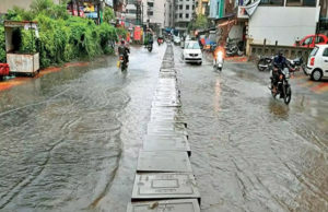 વલસાડમાં ભારે પવન સાથે ધોધમાર વરસાદ પડતાં કાળઝાળ ગરમીથી લોકોને રાહત, જિલ્લાના ખેડૂતોને કેરીના પાકમાં ભારે નુકસાનીની ભીતિ!