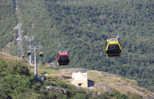 જૂનાગઢના ગિરનાર પર્વત પર ભારે પવન ફૂંકાતા સુરક્ષાને ધ્યાનમાં રાખીને રોપ-વે સેવા કરાઈ બંધ; સહેલાણીઓ મૂકાયા મુશ્કેલીમાં!