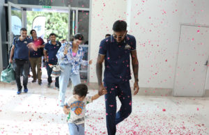 IPL-2022: ઘરઆંગણે ‘હાર્દિક સ્વાગત’; ગુજરાતની ટીમ અમદાવાદની હોટેલ ‘હયાત’માં આવી પહોંચી, ગુજરાતના પ્લેયર્સ પર થયો ફુલોનો વરસાદ!