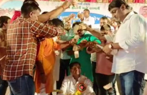 જૂનગઢના “લોકડાયરા”માં મનમૂકીને રૂપિયાનો કર્યો ‘વરસાદ’; ધારાસભ્ય જવાહર ચાવડા પર એટલા રૂપિયા ઉડ્યા કે આખે આખા ઢંકાઈ ગયા!